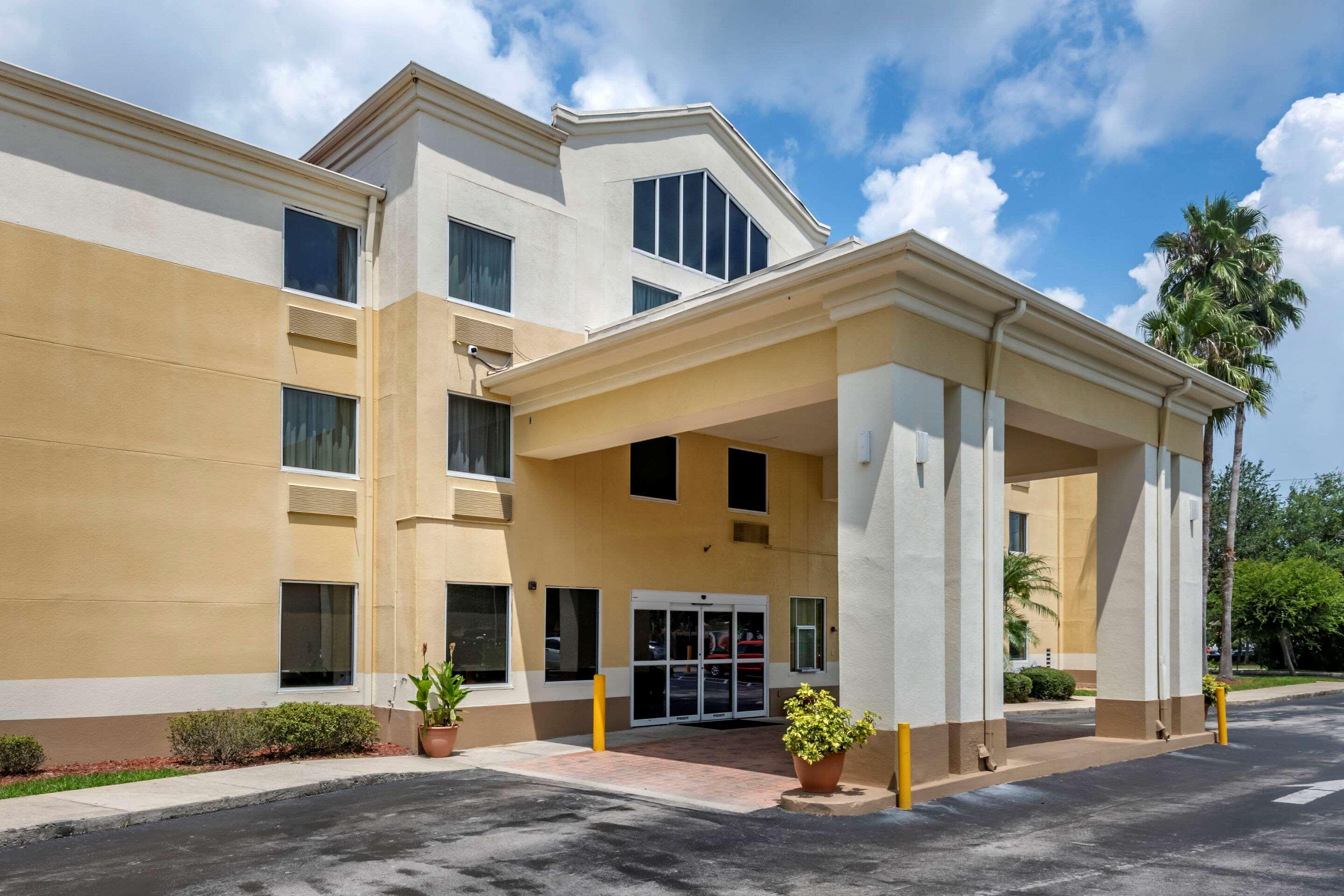 Comfort Inn & Suites Deland - Near University Exterior photo